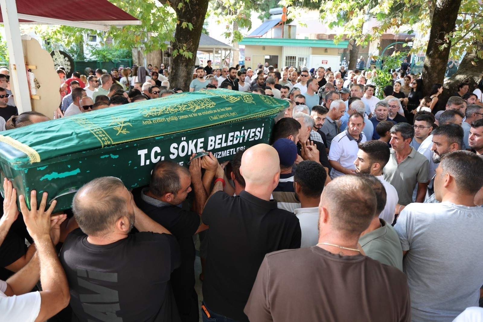 Söke'de trafik kazasında hayatını kaybeden 11 yaşındaki futbolcu toprağa verildi