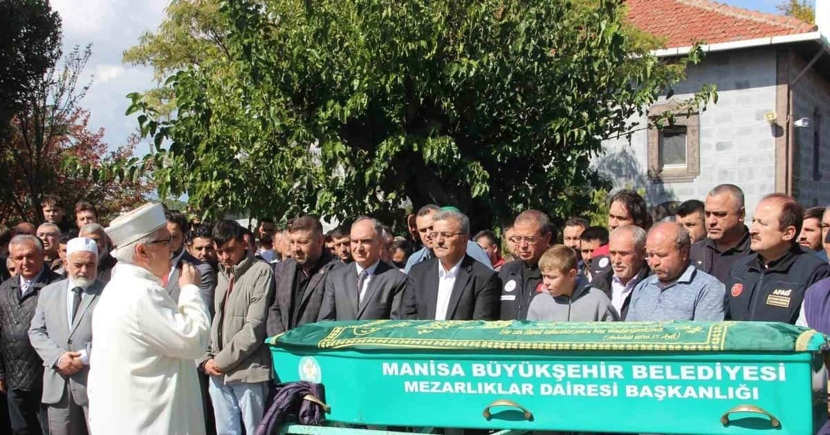 Soma'daki maden göçüğünde ölen Kerim Ören toprağa verildi, oğlu tabutun başında bekledi