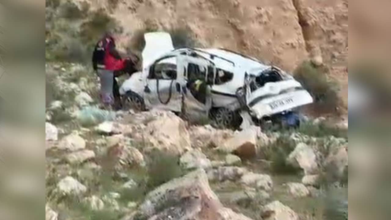 Son anda hayata tutundular! 300 metrelik uçuruma yuvarlanan araçtaki 2 kişi, atlayarak kurtuldu