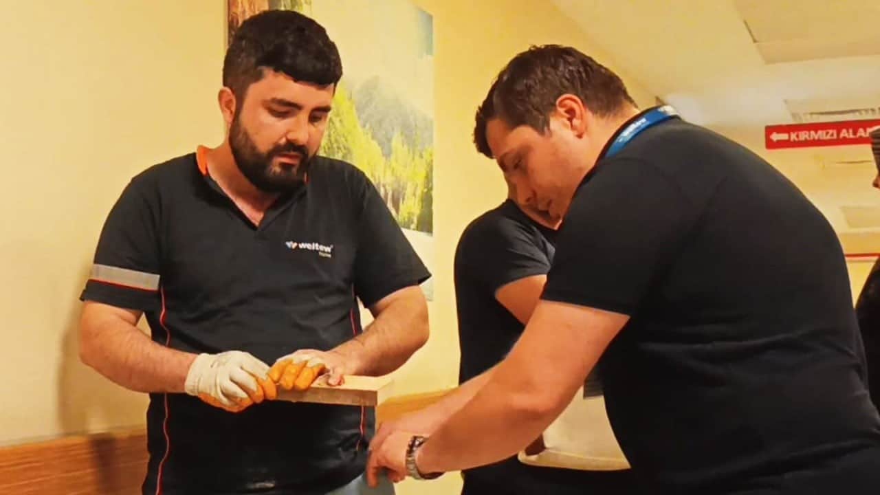 Son çiviyi eline çakan mobilya işçisi hastaneye koştu