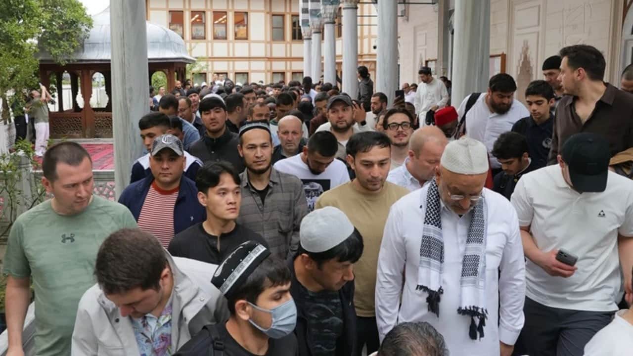 Sübhanallah! İzdiham olunca bayram namazı tam üç kez kılındı