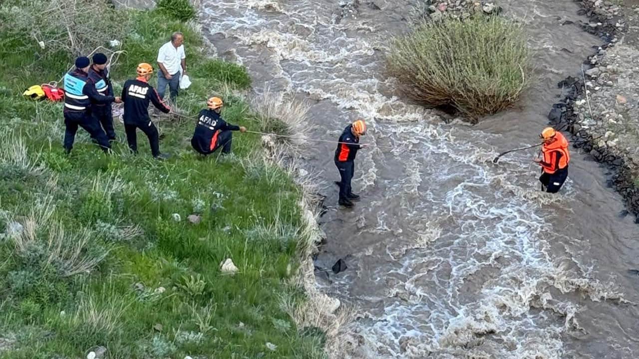 Sular aniden yükseldi! Mantar toplamaya gittiler, dere kenarında mahsur kaldılar