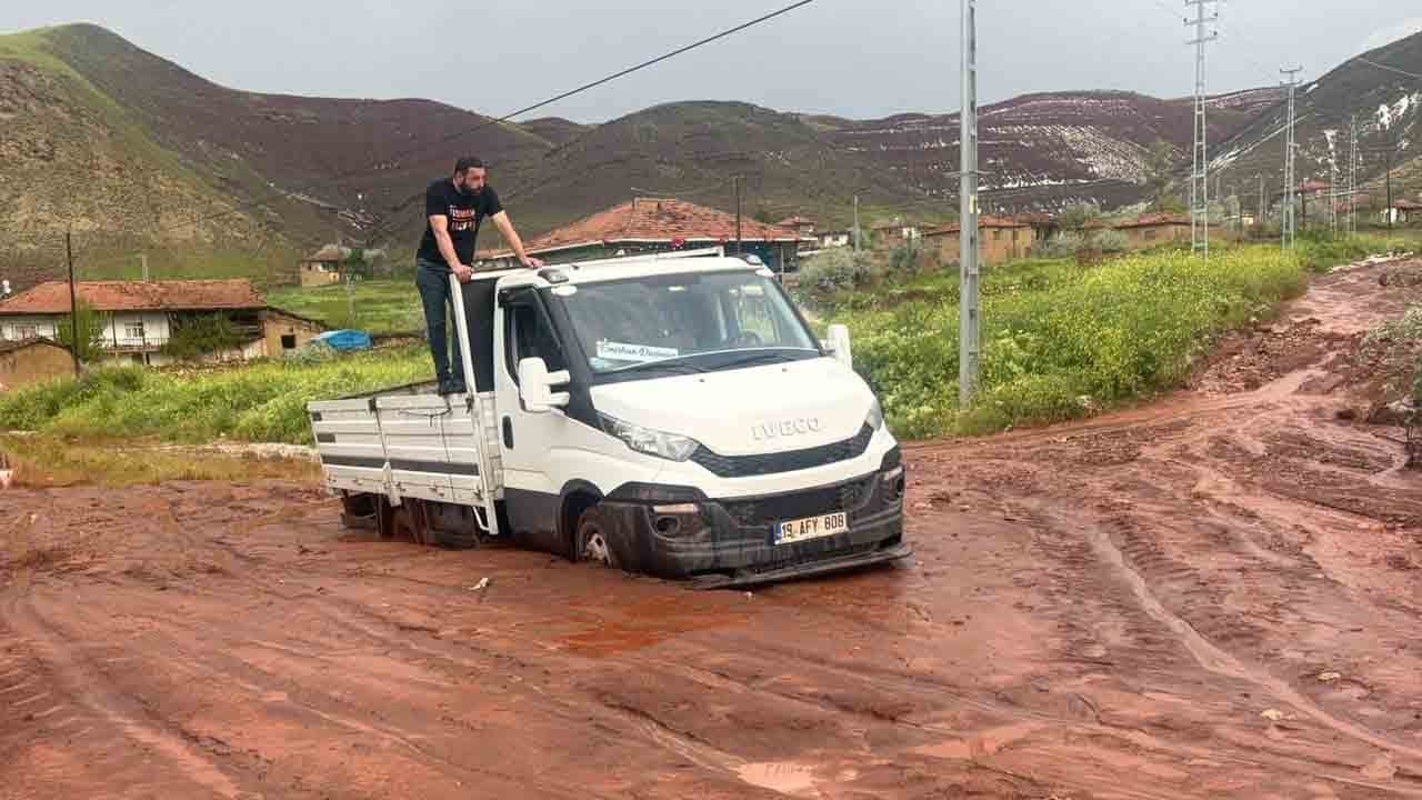 Sungurlu’da taşkın paniği: Sel suları yolu teslim aldı