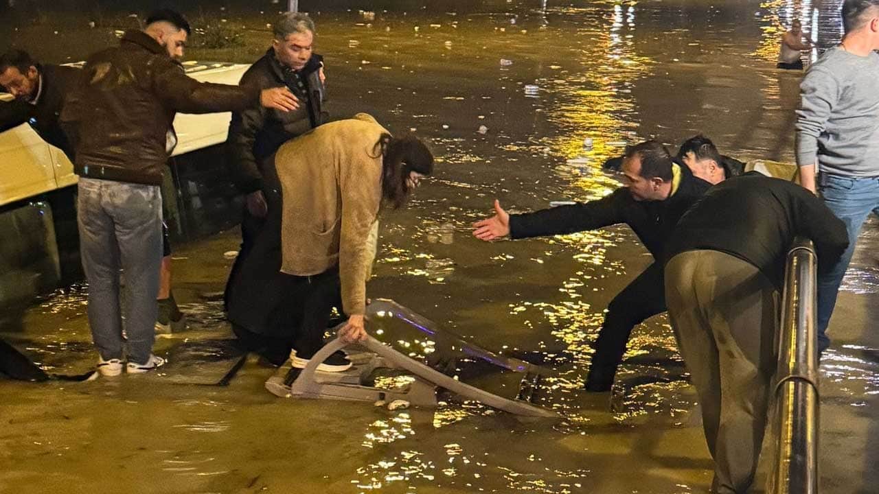 Suya gömülen minibüsteki 20 yolcu kurtarıldı