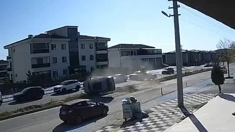 Takla atan otomobil ters döndü: 2’si çocuk 5 yaralı