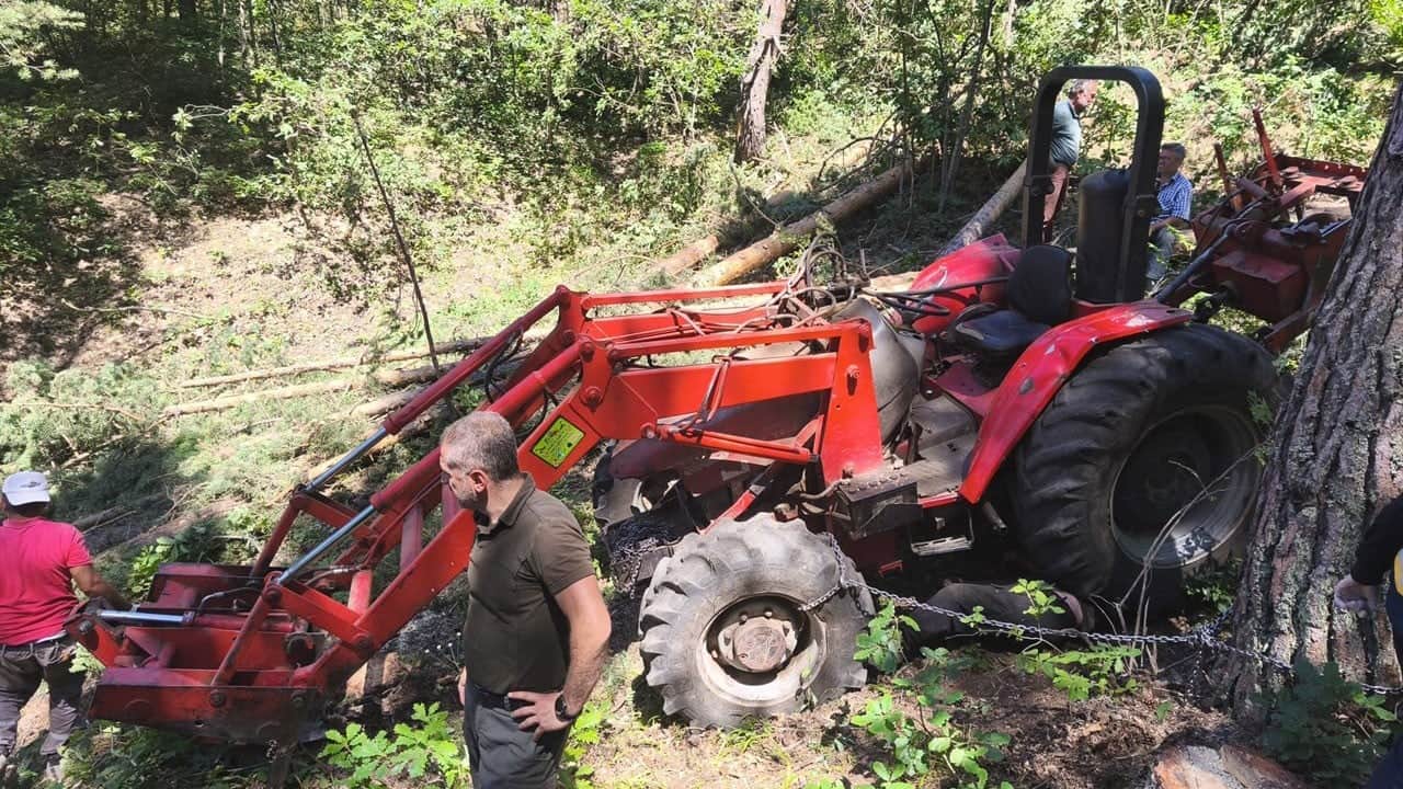 Tamir ettiği traktör hareket etti! Aracın altında can verdi