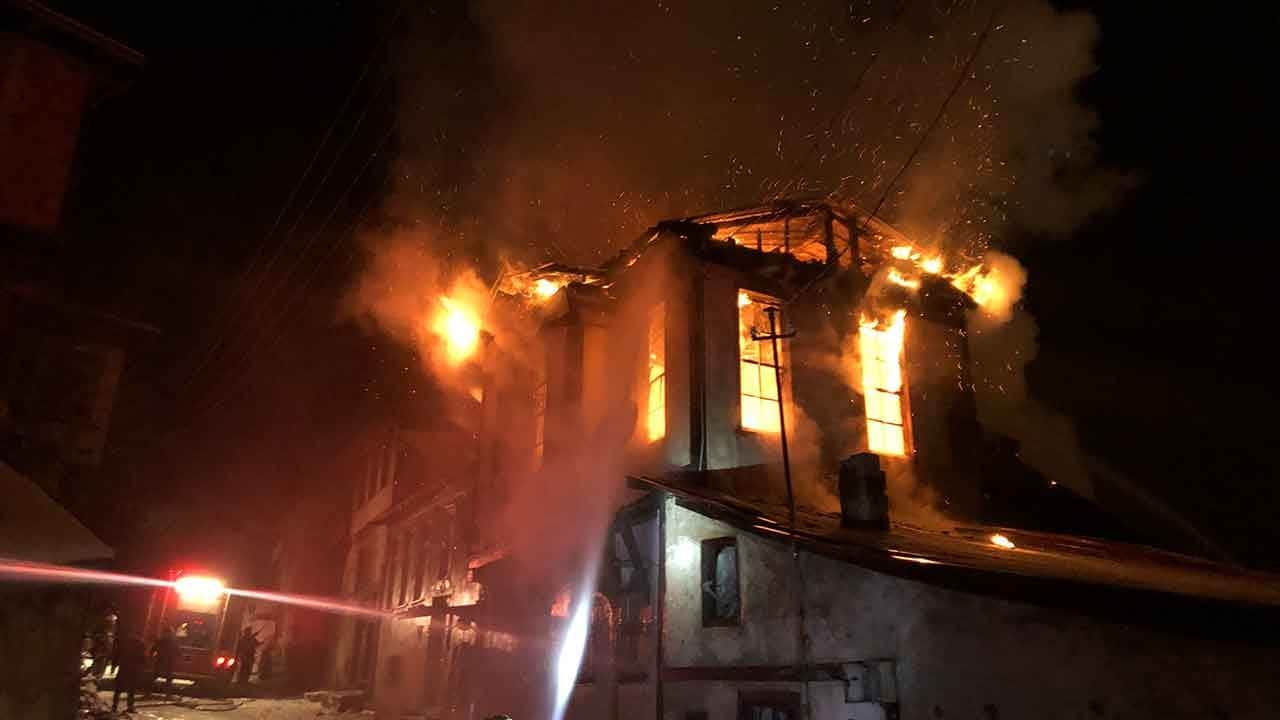 Tarih alevlere teslim oldu! Kastamonu'da asırlık konak bir anda küle döndü!