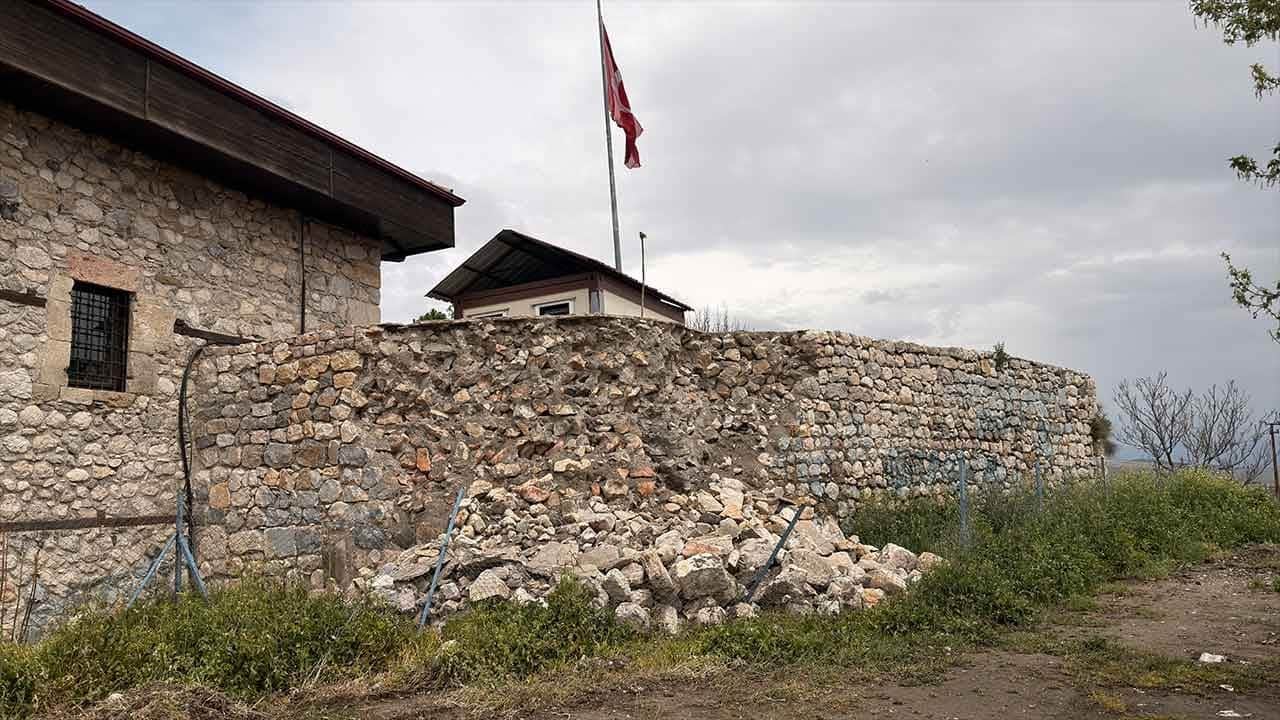 Tarih sırılsıklam ama surlar yorgun! Jül Sezar'ın "Veni, vidi, vici" dediği Zile Kalesi yağışa dayanamayıp çöktü