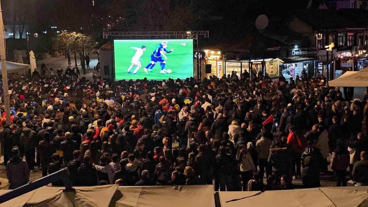 Tarihi Şadırvan Meydanı’nda tek yürek oldular! Kosova-Türkiye finali Priştine'den Prizren'e tüm memleketi ayağa kaldırdı!