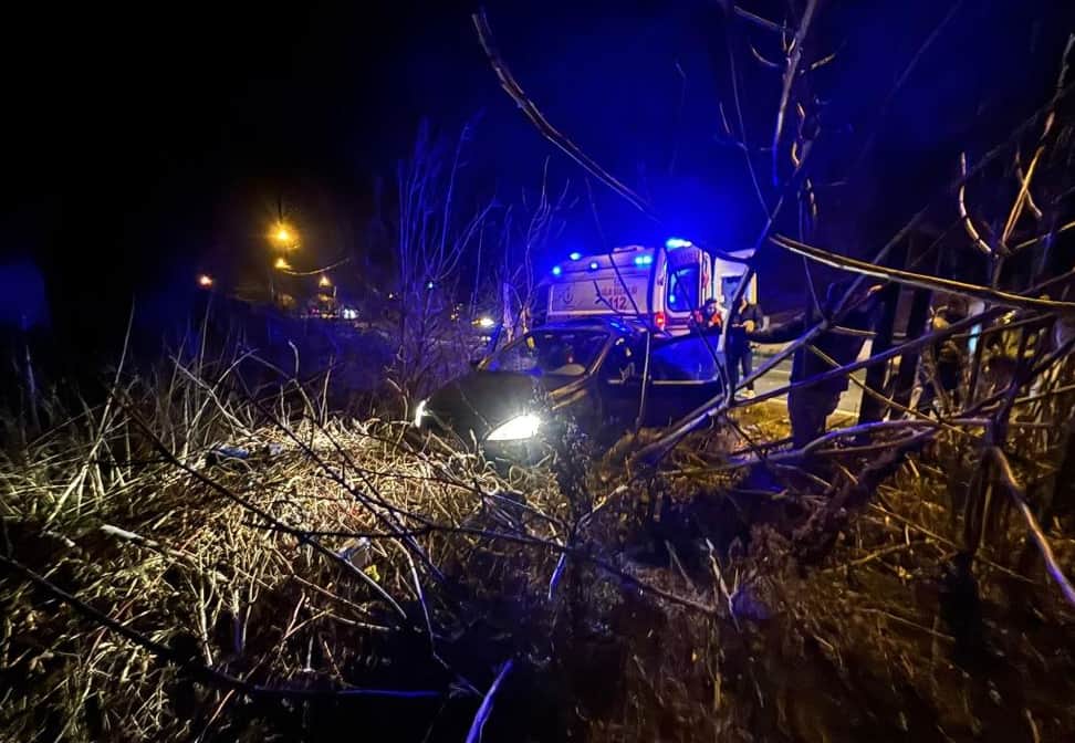 Tarlaya uçan otomobilden sağ kurtuldu