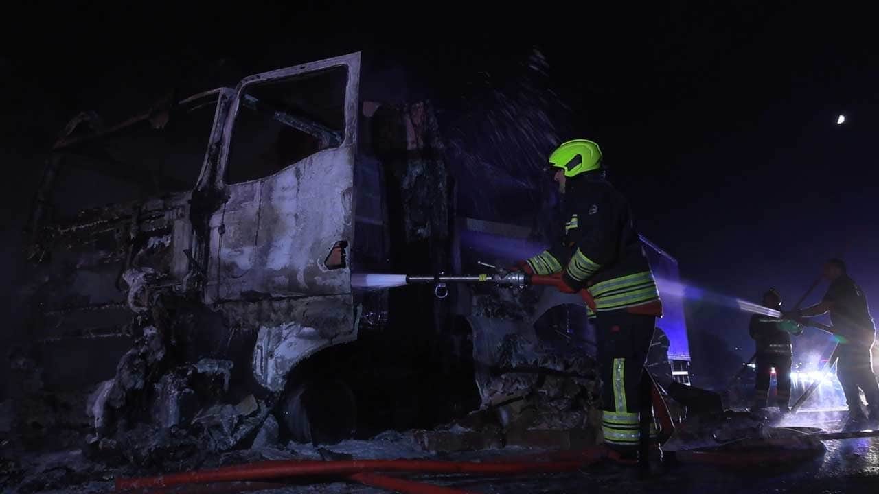 Tavuk eti yüklü TIR, alev alarak yandı