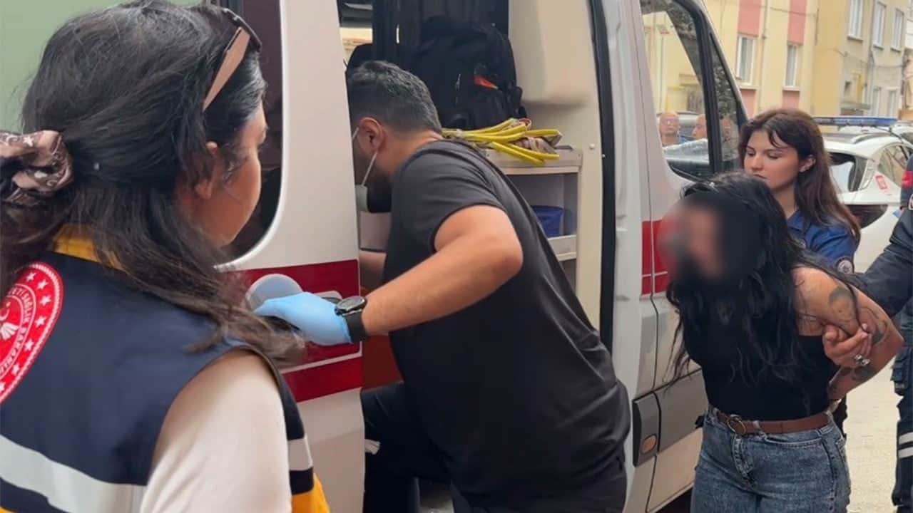 Tek kişilik ‘Çekiç güç’ bütün apartmanı önüne kattı çocuğuna polis sahip çıktı