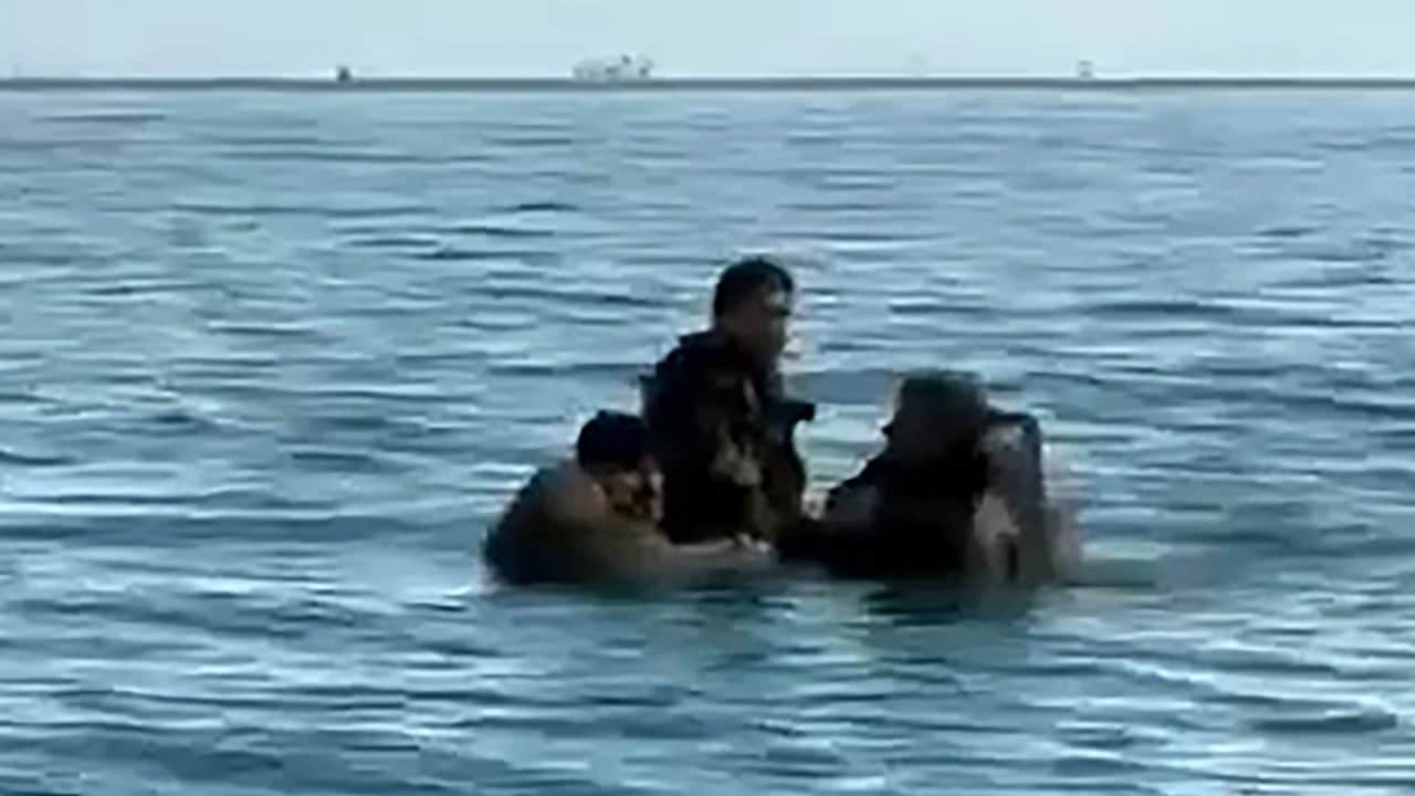 Teknede can pazarı! 3 kişiyi balıkçılar kurtardı