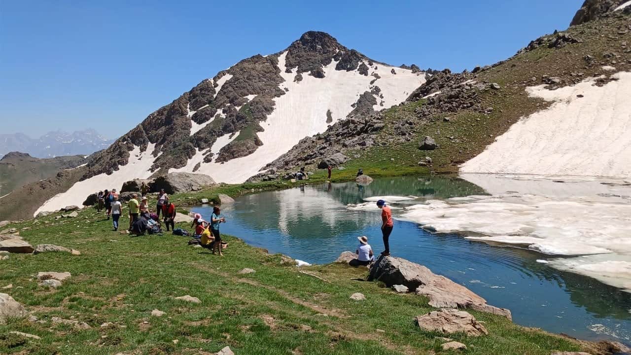 Temmuz ayında ilginç serinleme yöntemi! 3 bin 300 rakımda buzlu göle girdiler