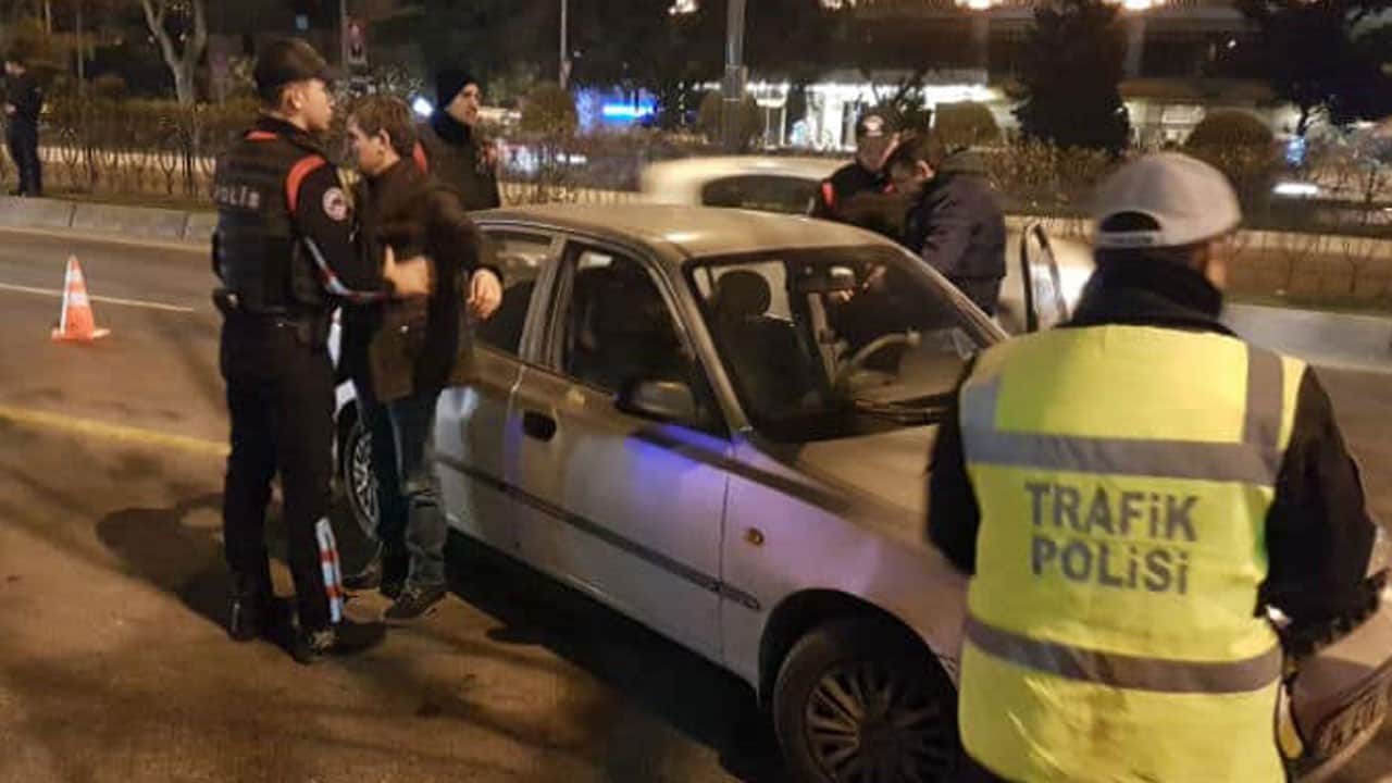 Ters yönden geldi, evrakları eksik çıktı, ceza kesen polise beddua etti!