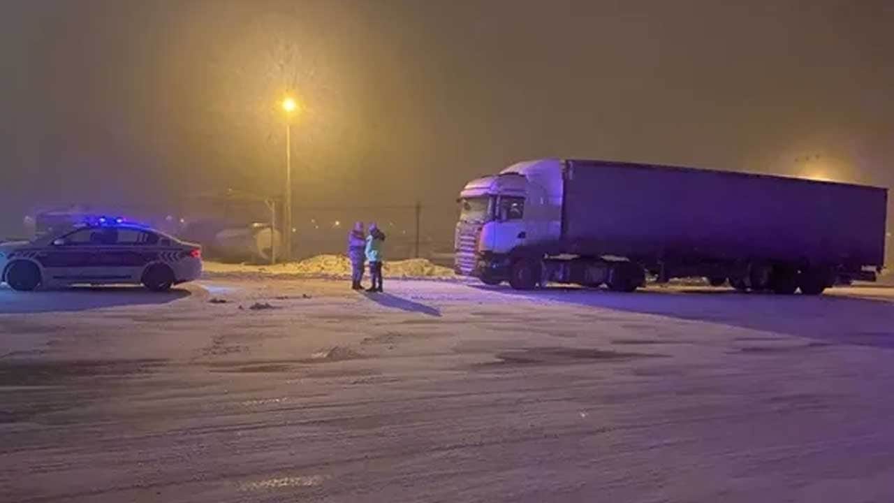 Tipi etkili oluyor! İki şehir arası tırlara kapatıldı