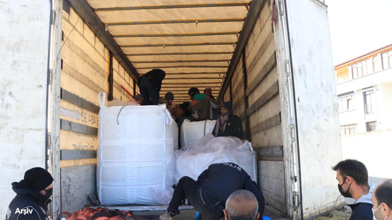 Tır dorsesindeydiler! Onlarca düzensiz göçmen yakalandı