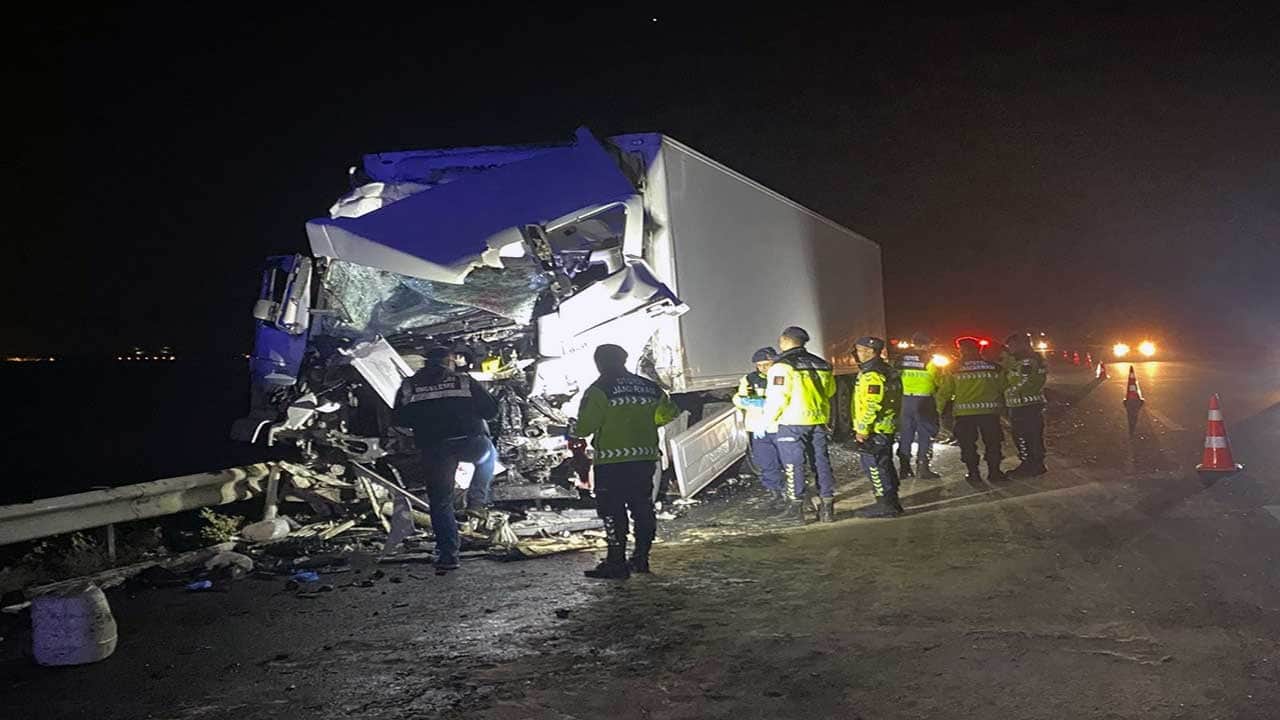 TIR, emniyet şeridinde park halindeki otobüse çarptı: 14 yaralı