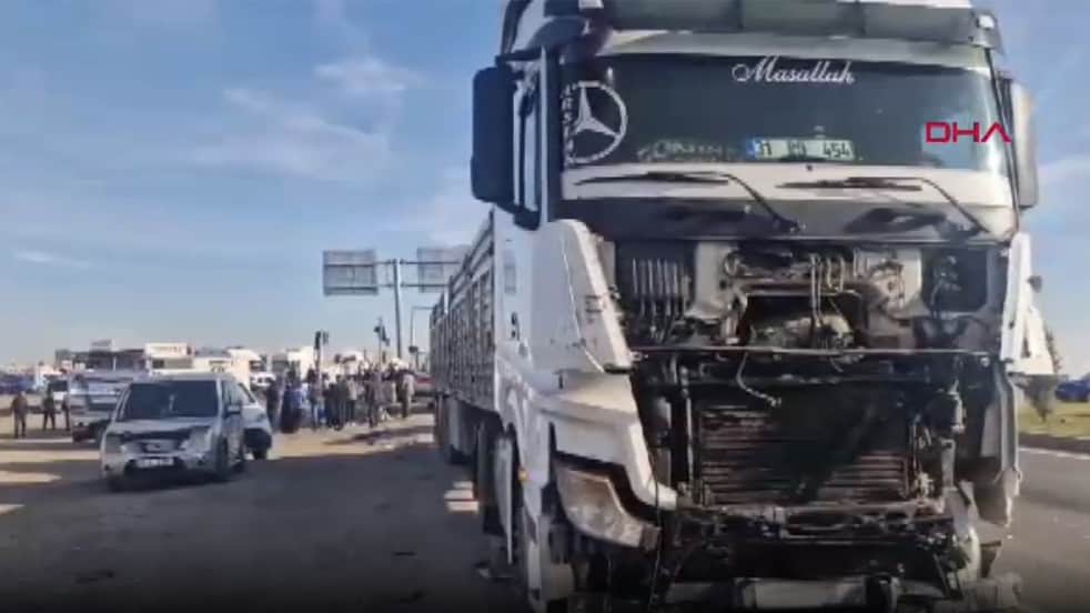 Tır, iki ticari araca çarptı! Ölü ve yaralılar var