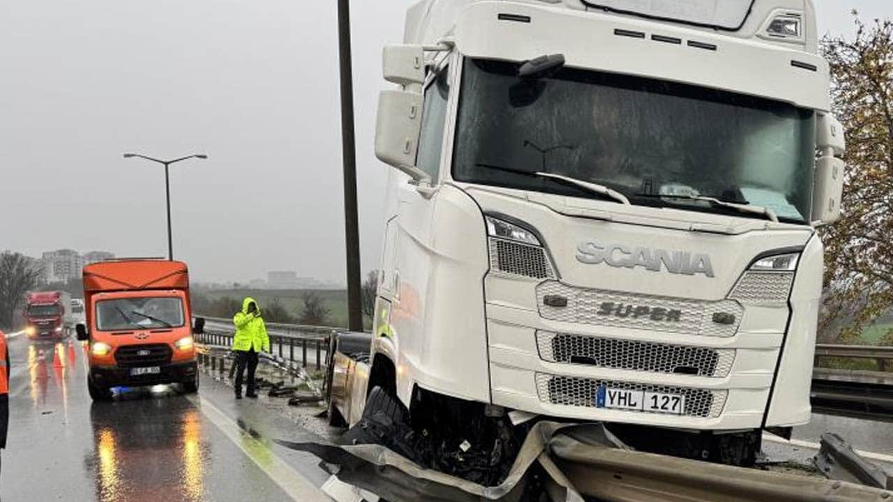Tır ok gibi bariyerlere girdi