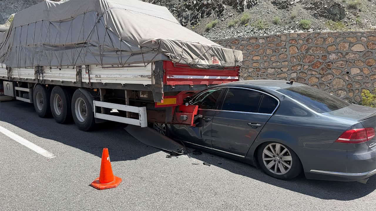 Tırın altına girdiği kazadan burnu kanamadan çıktı