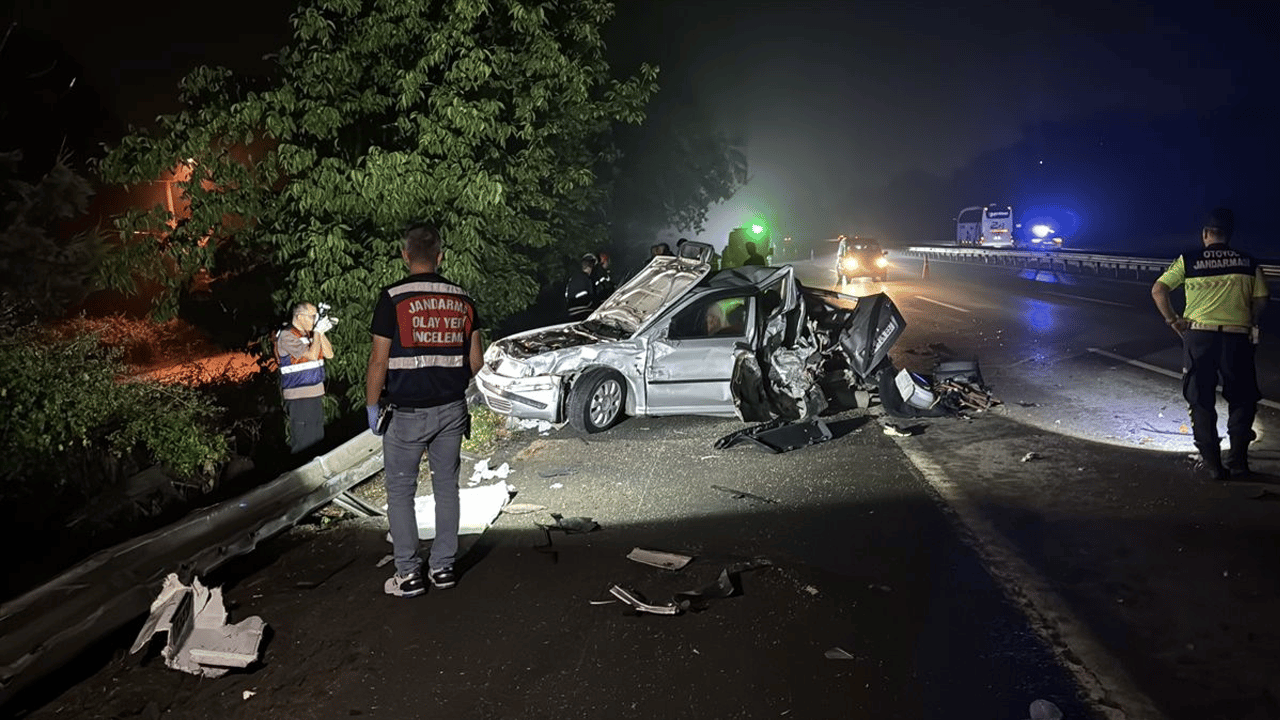 TIR'ın arızalanan otomobile çarpması sonucu 1 çocuk öldü, 3 kişi yaralandı