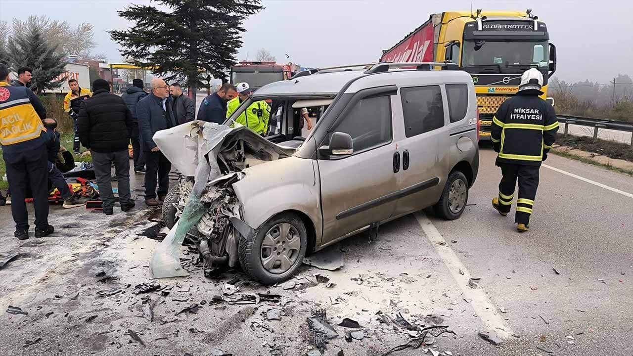 Tokat’ta feci kaza! Çarpışmanın ardından araç alev aldı