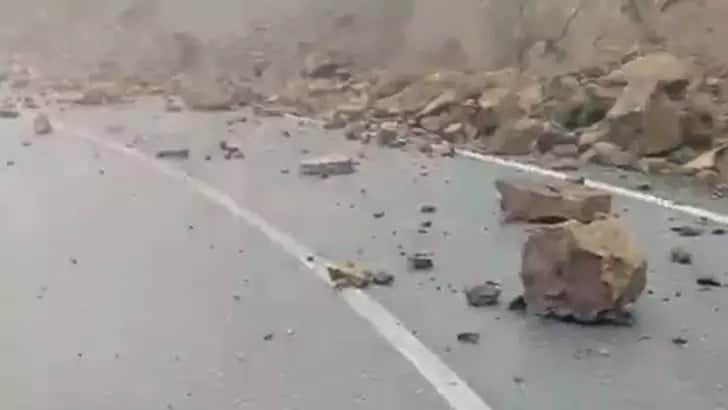Tokat’ta yağış sonrası kaya parçaları yola yuvarlandı