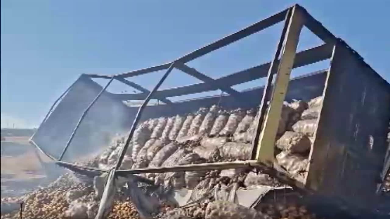 Tonlarca yükü kaldıramadı Balatalarından alev aldı, kül oldu