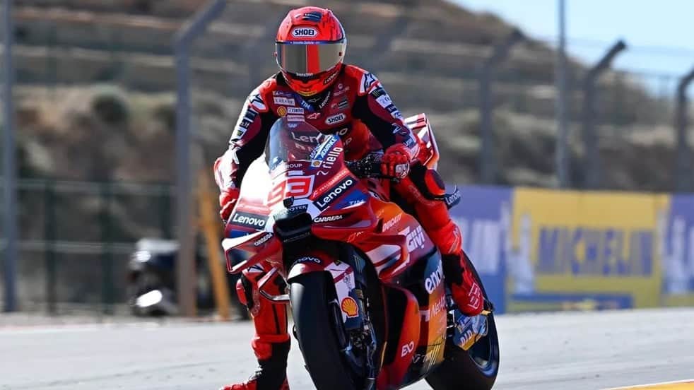 Toprak Razgatlıoğlu, motorundan düşerek yarış dışı kaldı! MotoGP'de kazanan Marc Marquez oldu