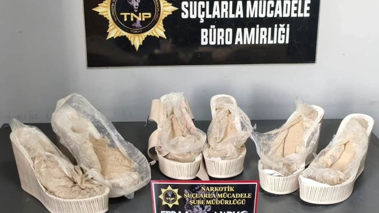 Topuklu ayakkabılardan eroin çıktı