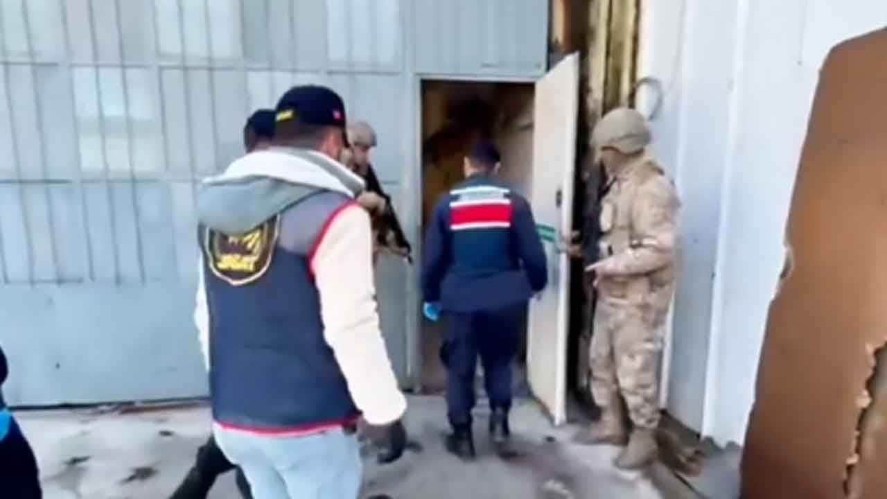 Torbalı'da zehir tacirlerine dev darbe! Bir araçta 1 tonu aşkın uyuşturucu yakalandı