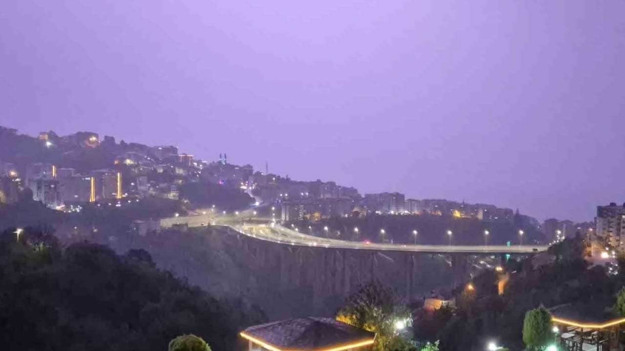 Trabzon’da şimşekler gökyüzünü aydınlattı