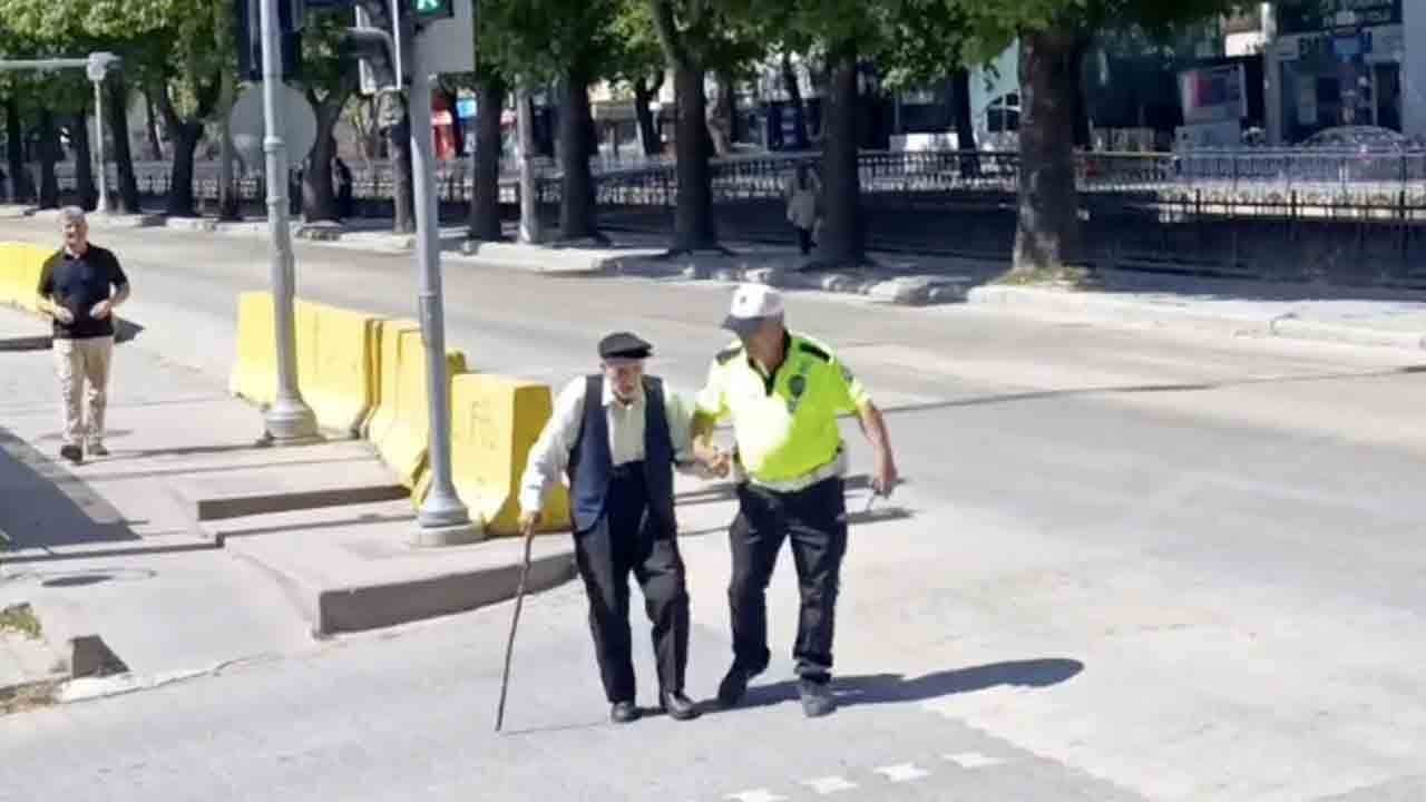 Trafik polisinden örnek davranış: Önce karşıya geçirdi, sonra dolmuşa bindirdi
