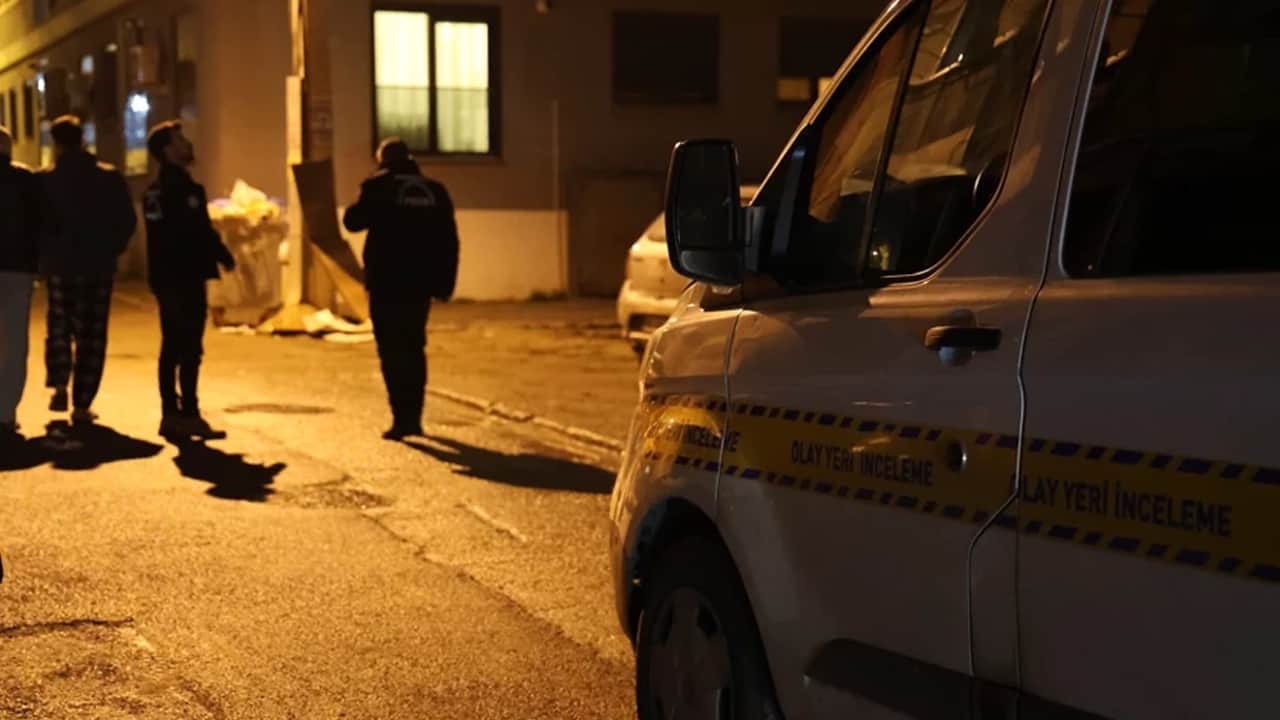 Trafik terörü bitmiyor! Yol verme kavgasında bıçaklar konuştu!