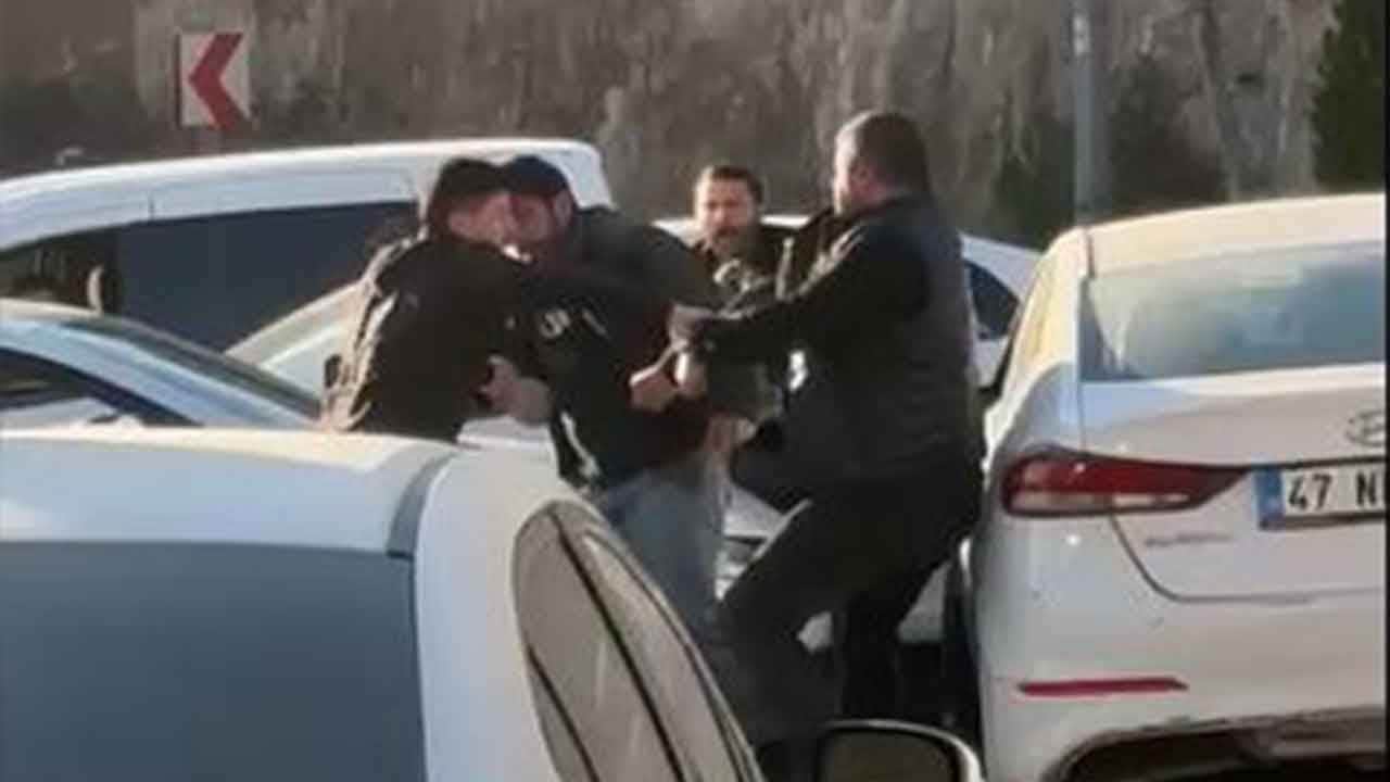 Trafikte "yol verme" kavgası meydan savaşına döndü! Mardin'de sürücülerin tekmeli yumruklu düellosu kamerada!