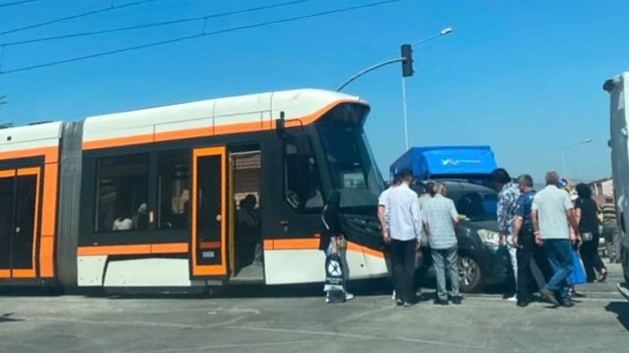Tramvay otomobile çarptı! Seferler durdu
