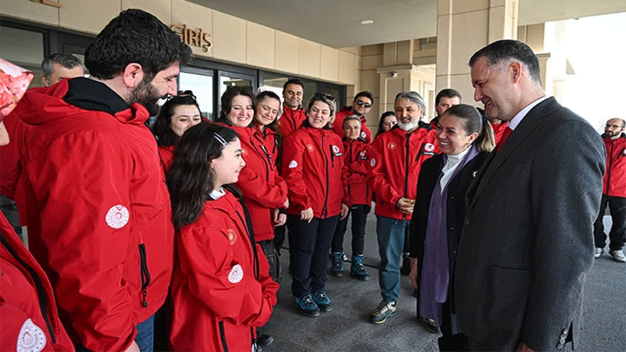 Türk bilim insanları yurda döndü Buzlar içindeki zorlu araştırma sona erdi