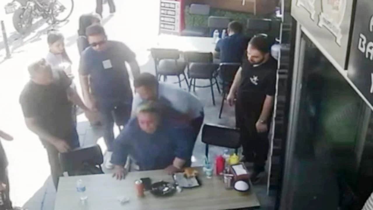 Türk polisi her yerde! Nefes borusuna döner kaçan kadını polisin hamlesi kurtardı