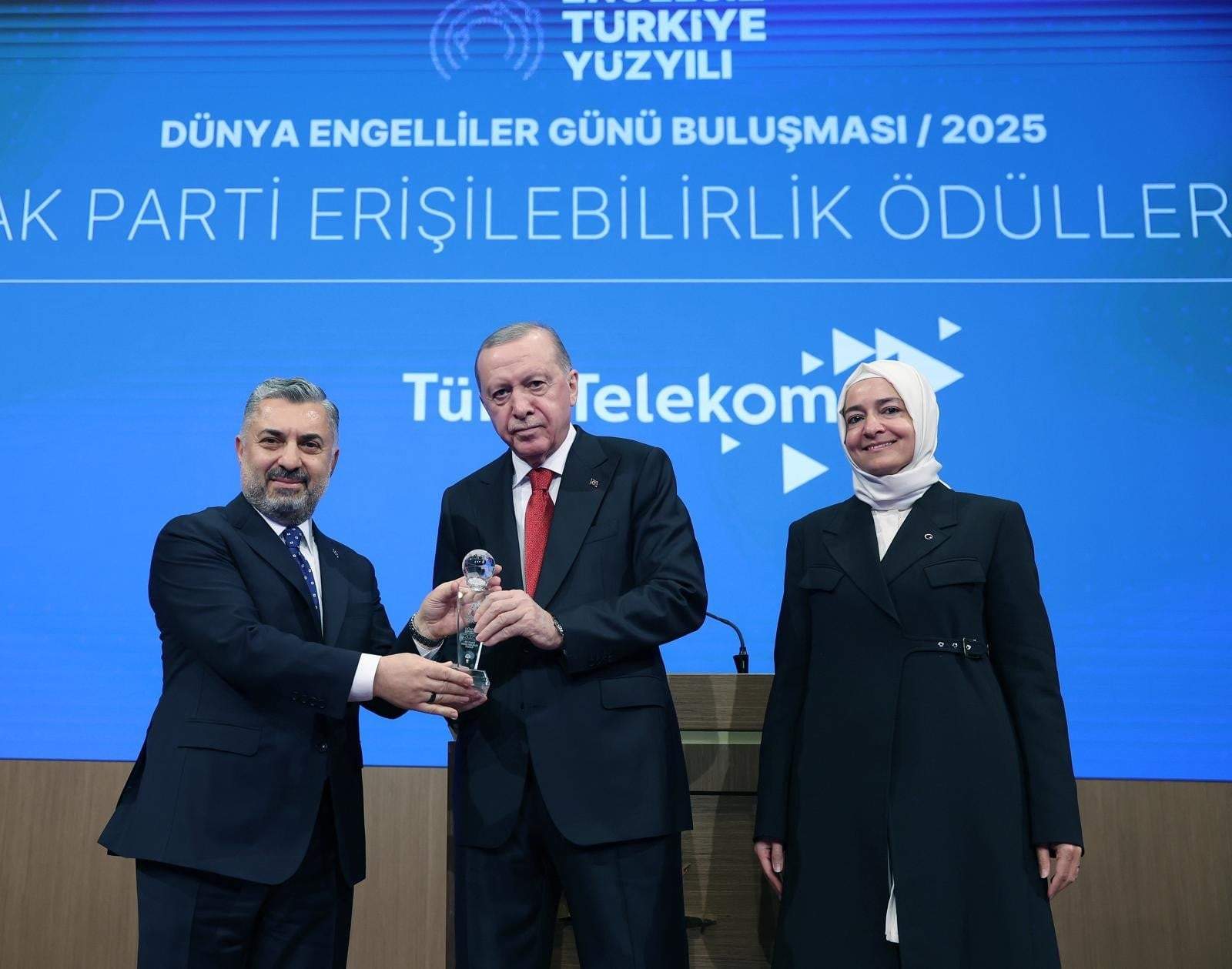 Türk Telekom, Dünya Engelliler Günü dolayısıyla düzenlenen "Engelsiz Türkiye Yüzyılı Dünya Engelliler Günü Buluşması" kapsamında "Dijital Erişilebilirlik" ödülüne layık görüldü