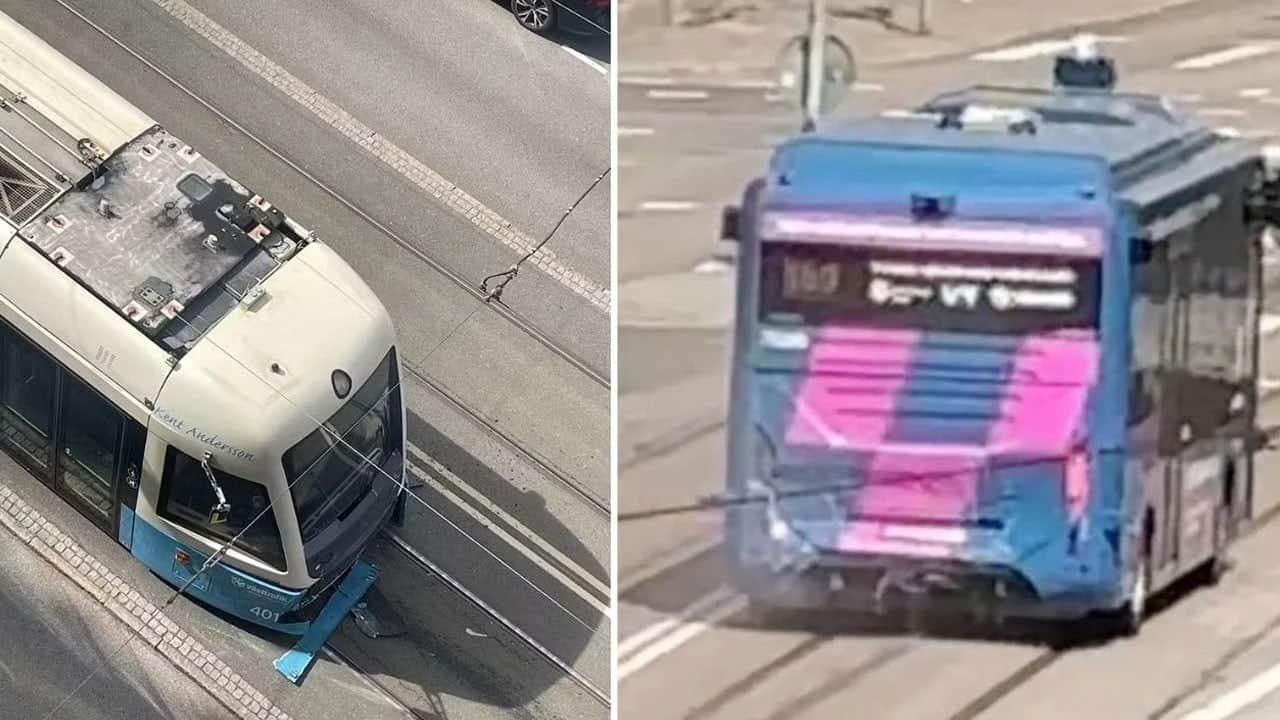 Türk yapımı sürücüsüz otobüs ilk iş gününde tramvayla çarpıştı