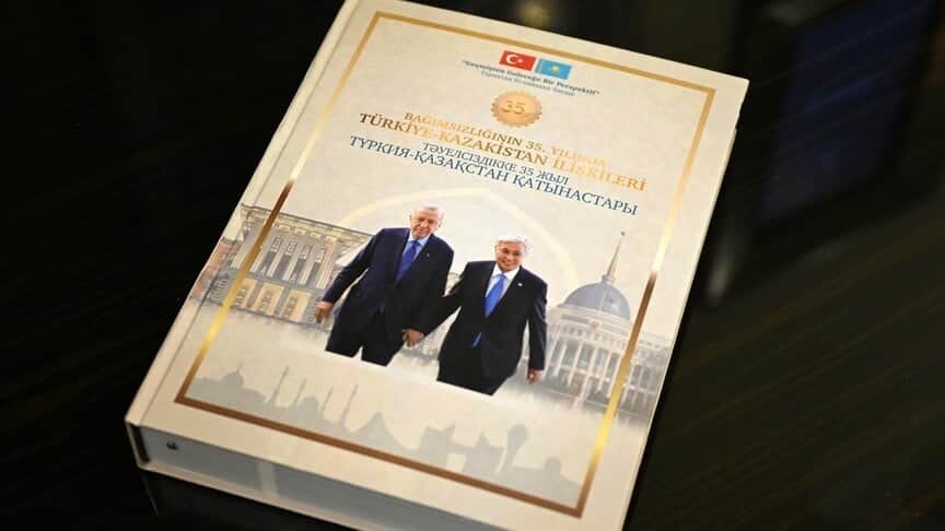 Türkiye-Kazakistan ilişkileri kitaplaştırıldı! Erdoğan, Tokayev'e armağan etti