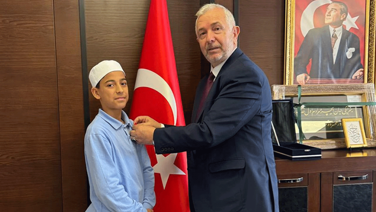 Türkiye üçüncüsü olan hafız Bilal Doğan'a ödül verildi