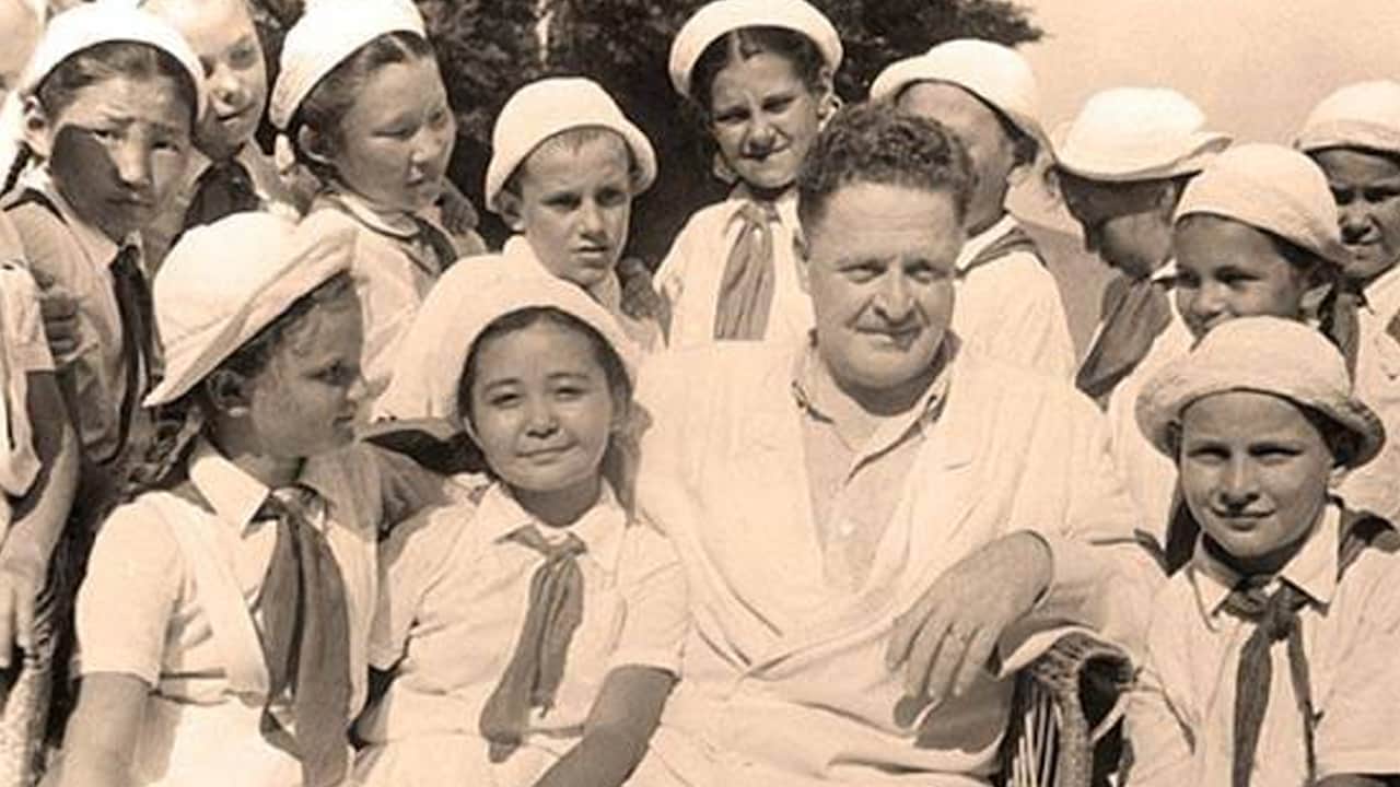 "Türk’ün ruhuna yabancı": Nâzım Hikmet’in şiiri ve siyasi kimliği mercek altında