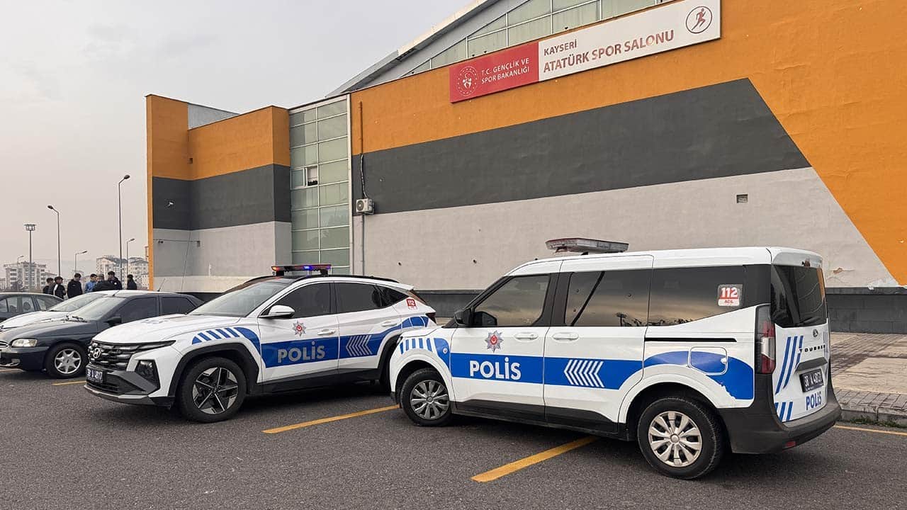 Turnuvada öğrenciler birbirlerini bıçakladı