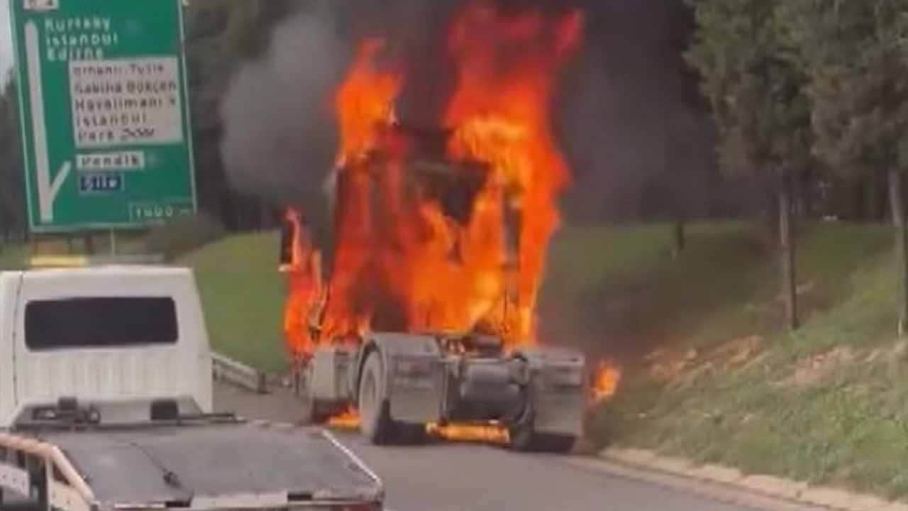 Tuzla’da dorsesiz tır alev topuna döndü! Seyir halindeki araç bir anda yandı