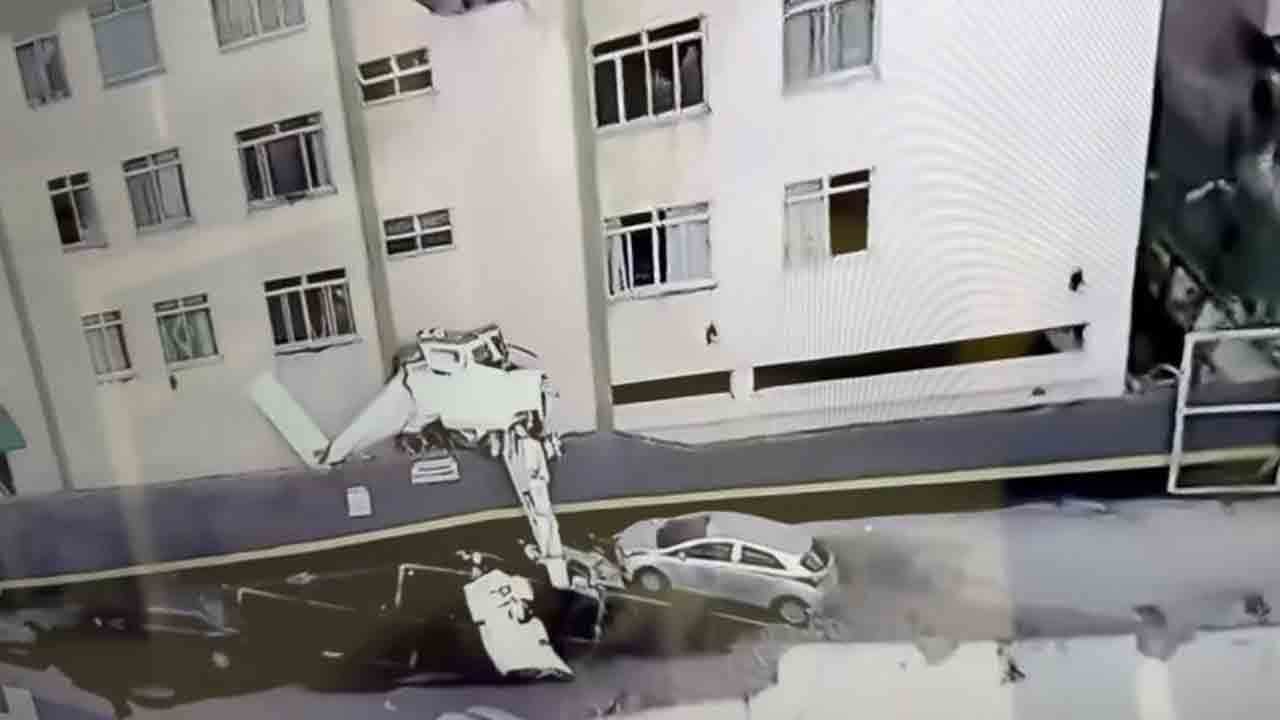 Uçak apartmana çarptı: 4 kişi ağır yaralı