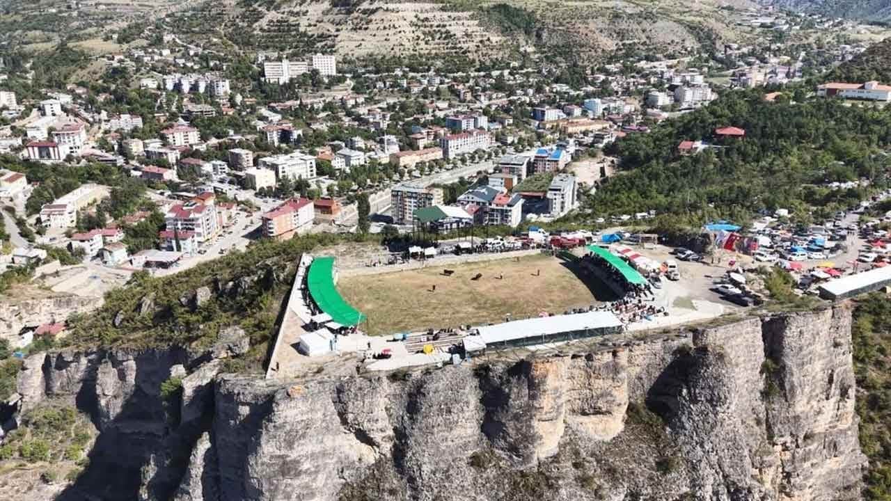 Uçurumun kenarında nefes kesen heyecan! 250 metre yüksekteki dev arenada boğalar kapıştı!