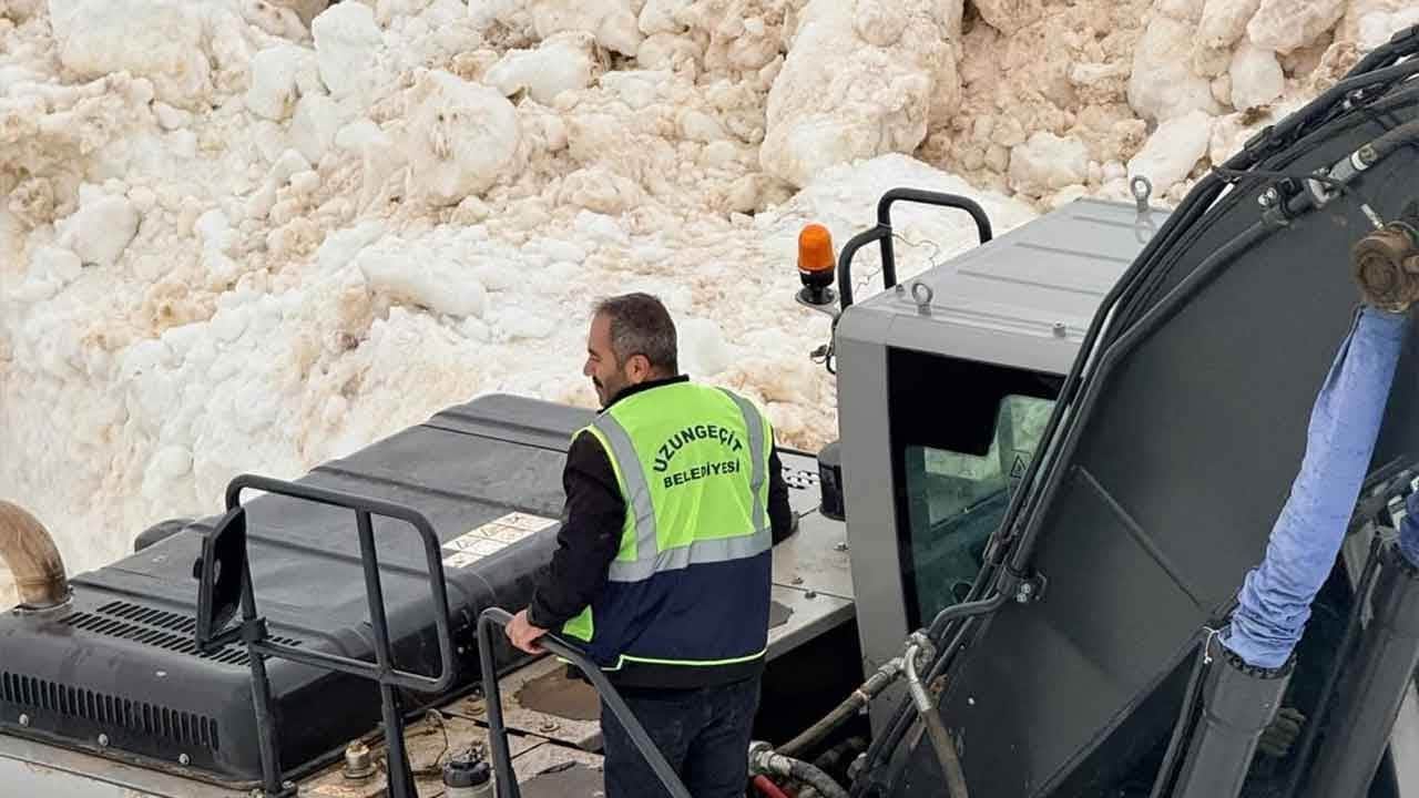 Uludere'de dev kar kütleleri yola indi! Uzungeçit'te çığ felaketi sonrası ulaşım seferberliği: "Tehlike henüz geçmedi!"