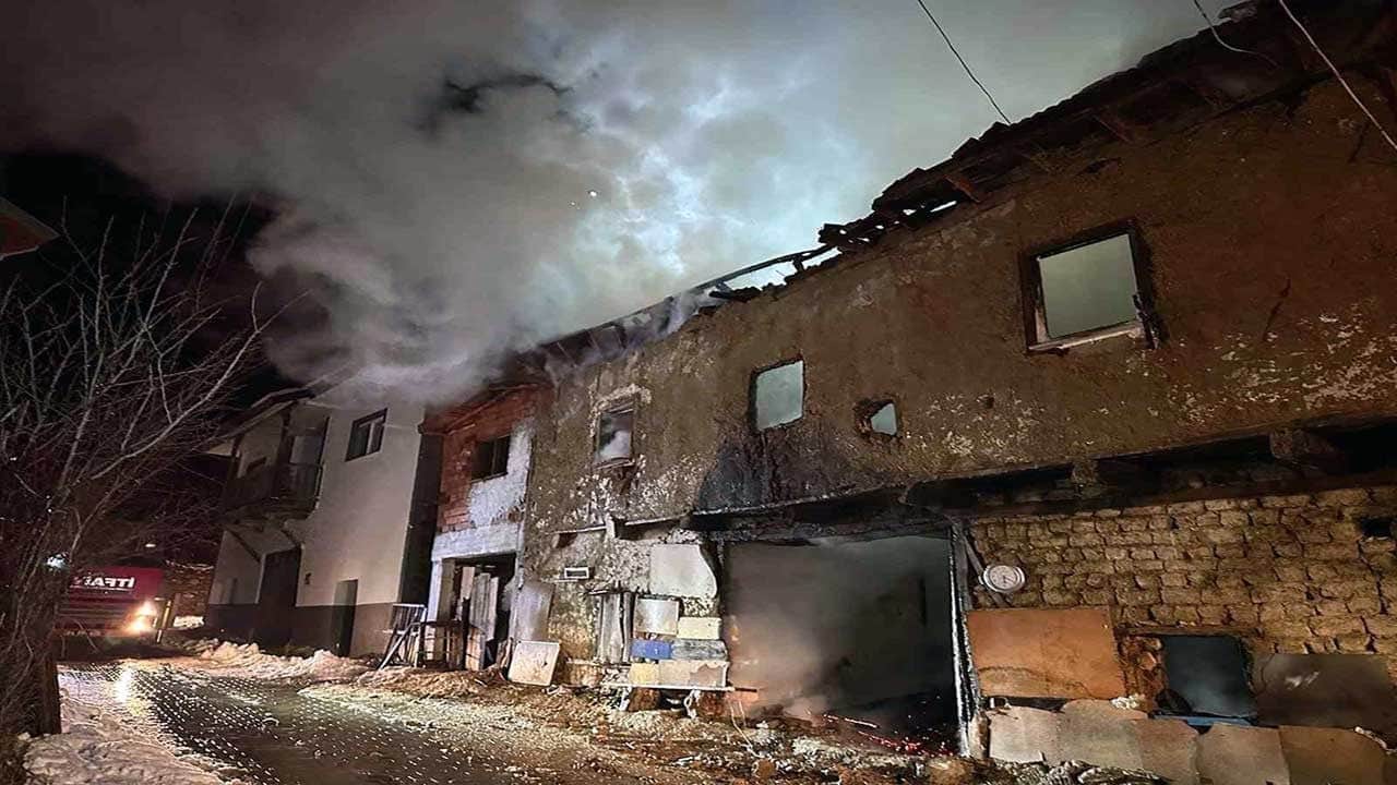 Uşak’ta iki katlı ev yangında kül oldu